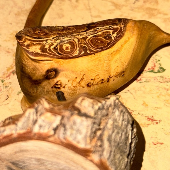 Hand Carved bird, signed by the artist - Picture 4 of 8